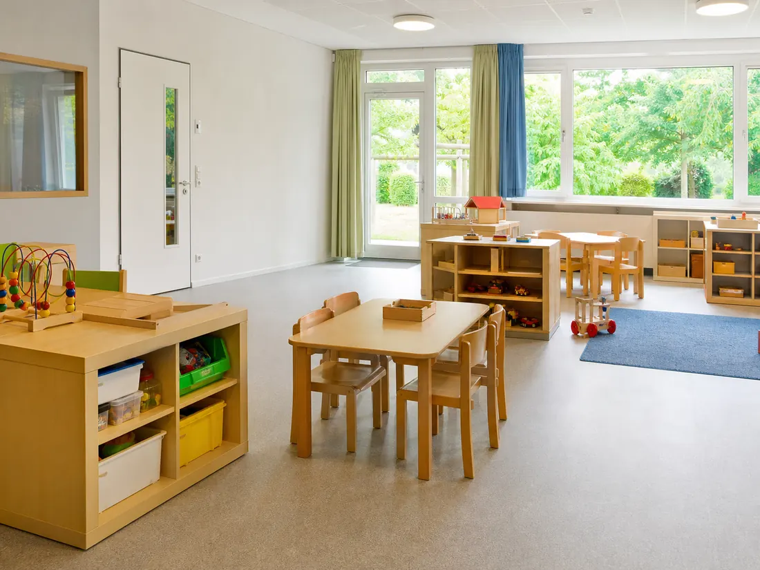 Heller und gepflegter Gruppenraum einer Kindertagesstätte