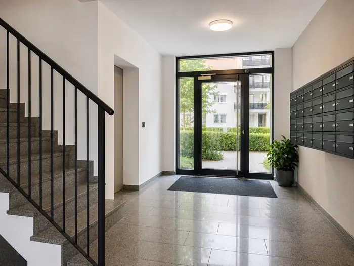 Gepflegtes Treppenhaus in einer Wohnanlage